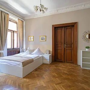 For Celebrations Spacious 3bdr With Balcony Apartament