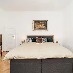  Apartment Newly Renovated 1-bed At Charles Bridge