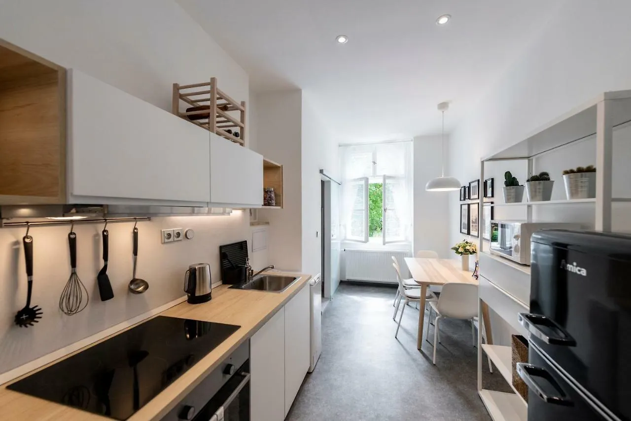 Apartment Slavikova 11 프라하 0*,